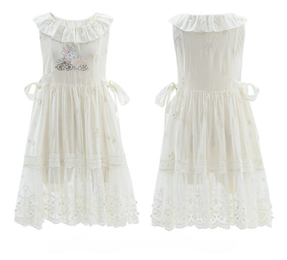 サイドにセルフタイのフォーン刺繍シフォンオーバードレスネックライン、ホワイトのセミシースルーフリルストラップ付き