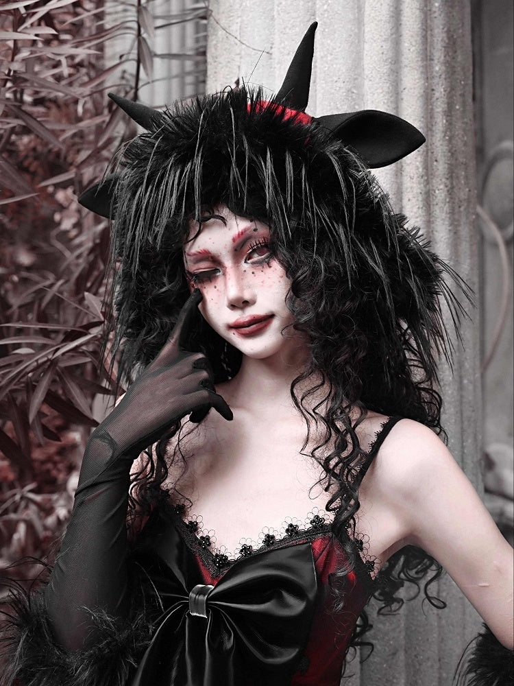 黒いアンテロープの角と耳、赤い悪魔のふわふわの帽子