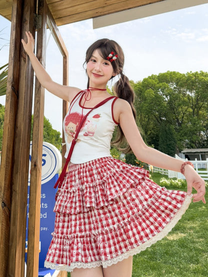 スイートなチェック柄ティアードスカート。レッドのトリム。全体にチェリープリントのレース。