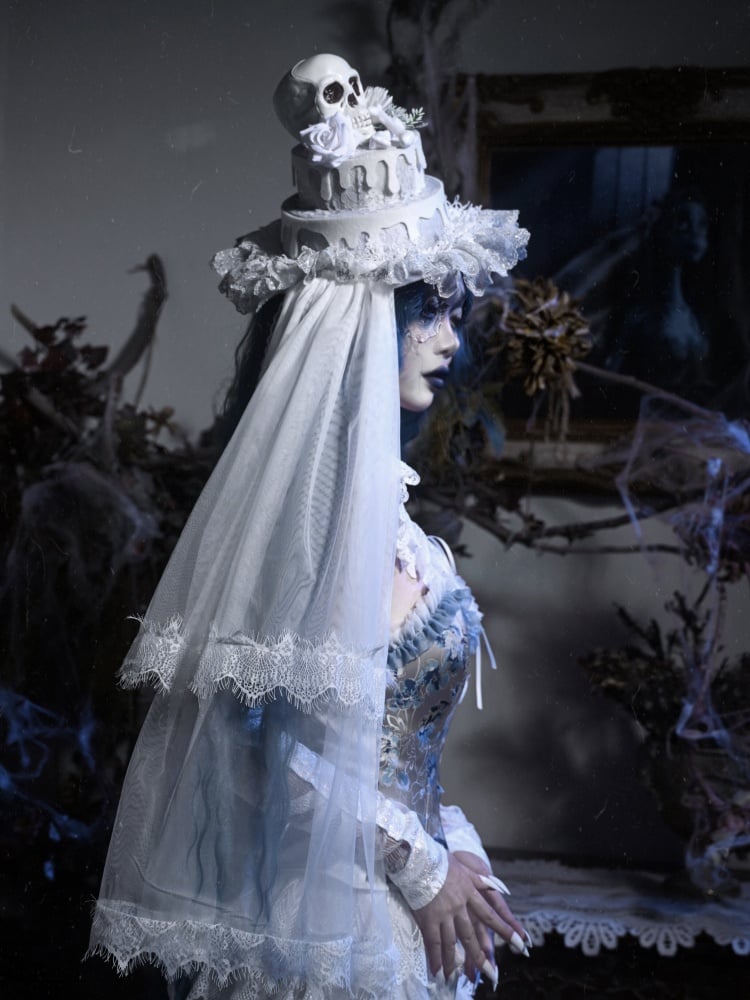 ホワイトゴスハロウィンの骨と花のケーキハット