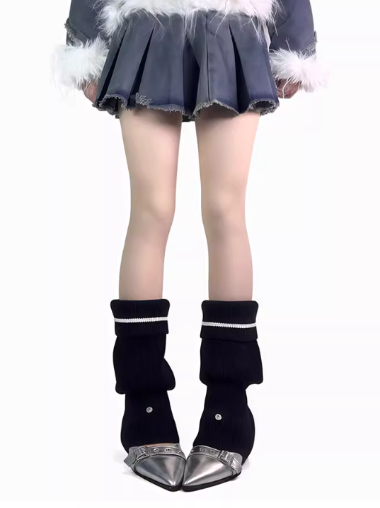 Gestrickte Beinwärmer mit Knopfumschlag