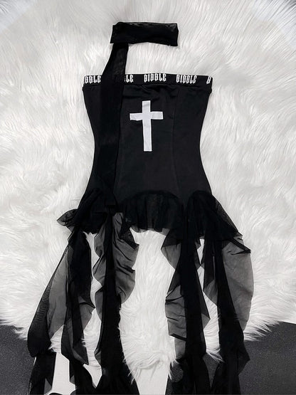 Glamouröses trägerloses Top mit asymmetrischem Volantsaum und Kreuzdruck in Schwarz