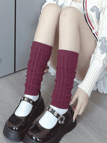 ホワイト/レッド/ライトグレー/ダークグレー/ブラックのニットレッグウォーマー