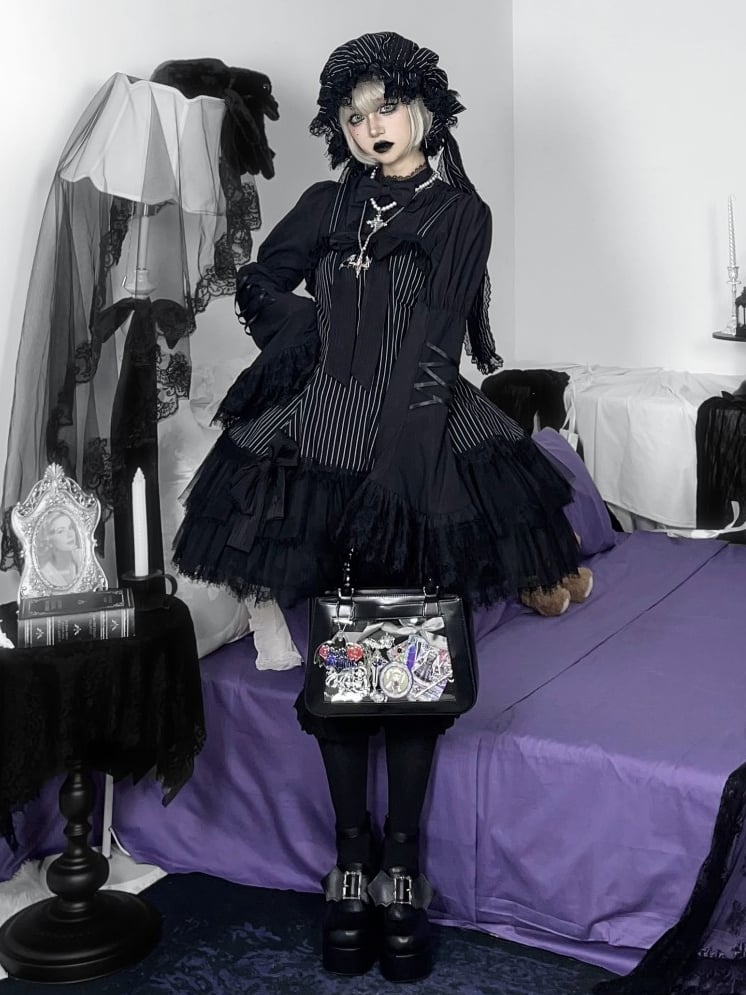 黒のストライプのリボンで飾られた二重裾のゴシックロリータジャンパースカート