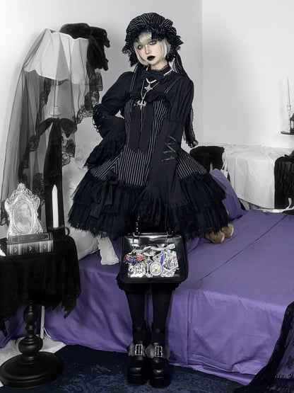 黒のストライプのリボンで飾られた二重裾のゴシックロリータジャンパースカート