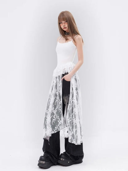 Glamouröses Cami-Top mit kontrastierenden Spitzenflecken und gestuften Rüschen in Weiß