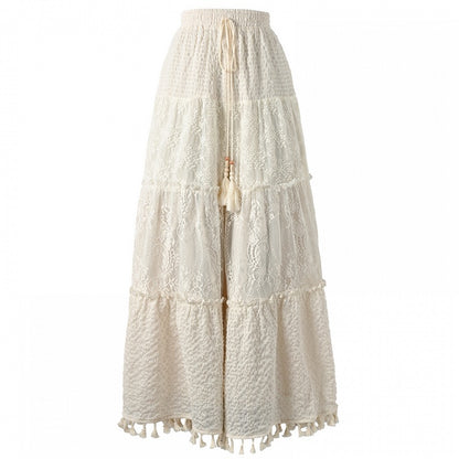 Weiße Hose mit weitem Bein und Kordelzug in der Taillenversion mit ausgehöhlten Quastenbündchen