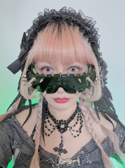 ダーク/ホワイト/グリーン/イエローのスタッドディテールサイバーパンクサングラス