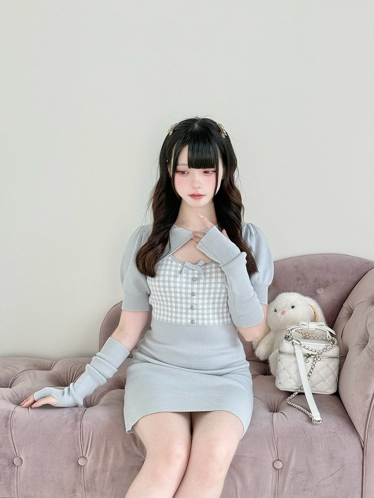 Kleid mit kariertem Cut-Out-Ausschnitt aus Kei Jirai-Strick in hellem Twist-Blau