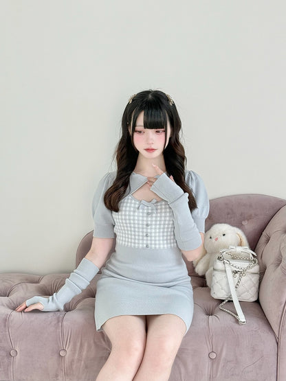 Kleid mit kariertem Cut-Out-Ausschnitt aus Kei Jirai-Strick in hellem Twist-Blau