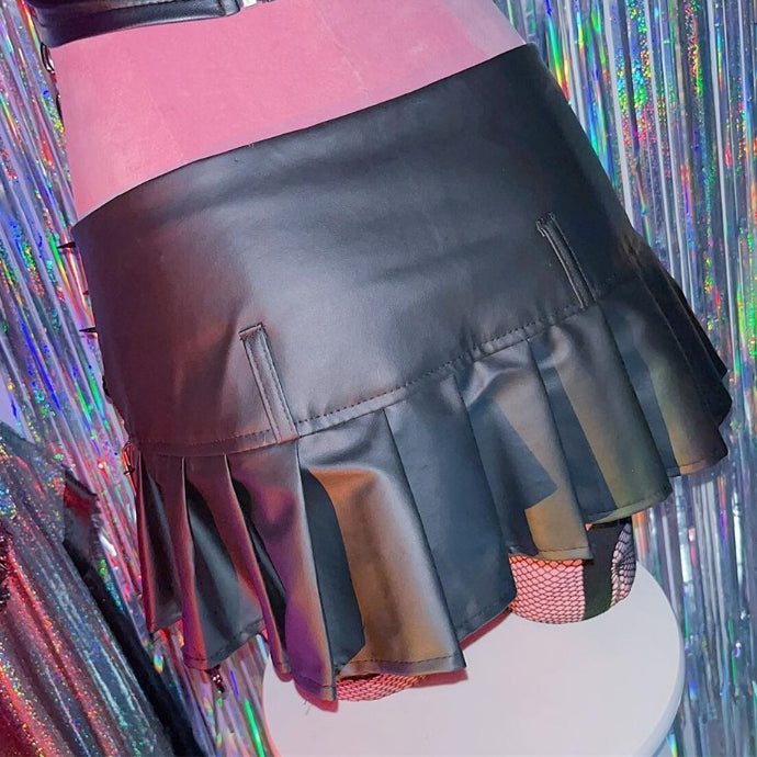 Charm Punk und Rock Pin Kette verziert schwarze Nieten