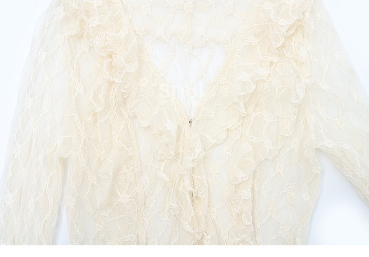 ベージュのカスケーディングフリルトリムレーストップス