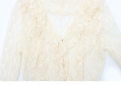 ベージュのカスケーディングフリルトリムレーストップス