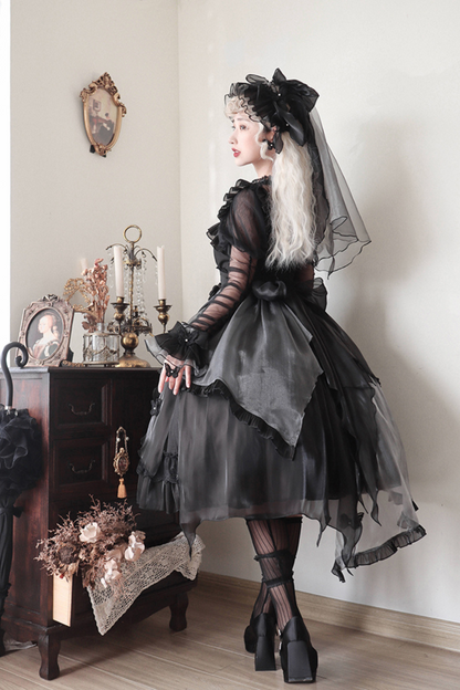Kleid mit fliegenden großen Lolita-Ärmeln