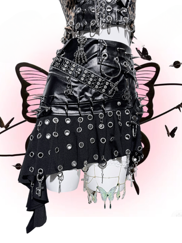 Punk-Rock mit schwarzem Ring und Kreuznieten und asymmetrischem Saum