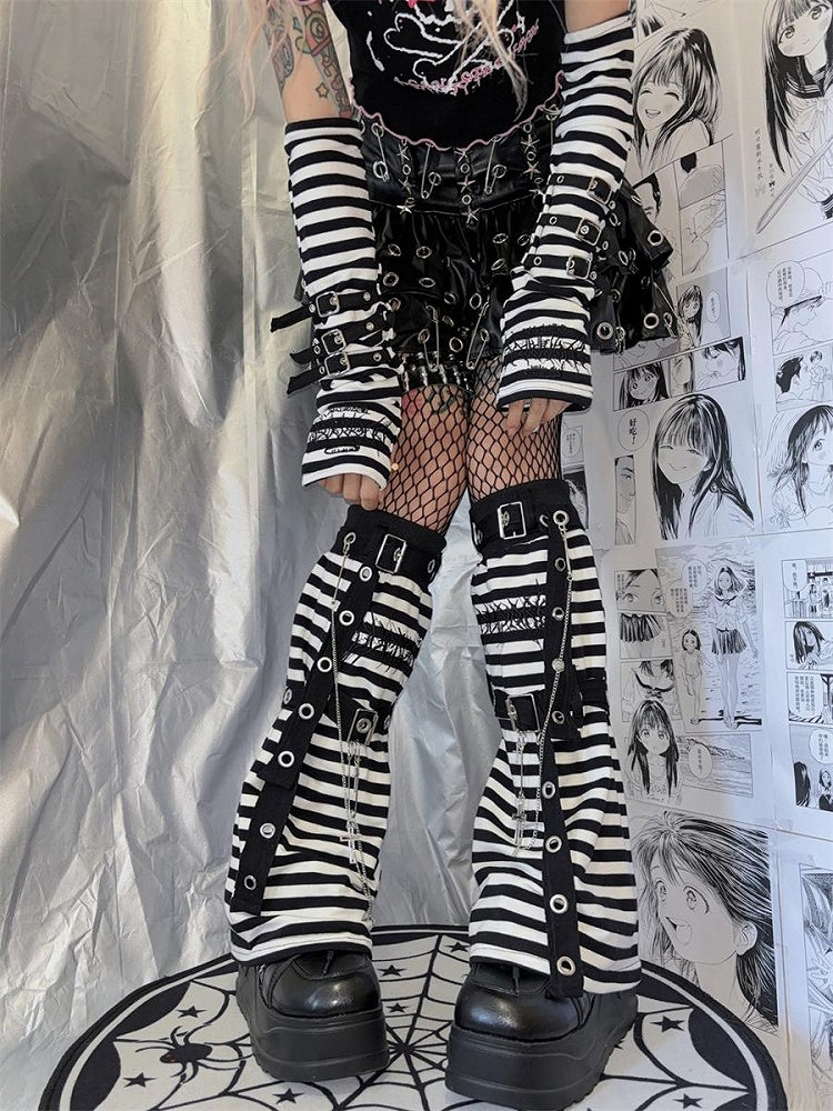 黒と白のストライプとクロスチェーンのパンクレッグウォーマー