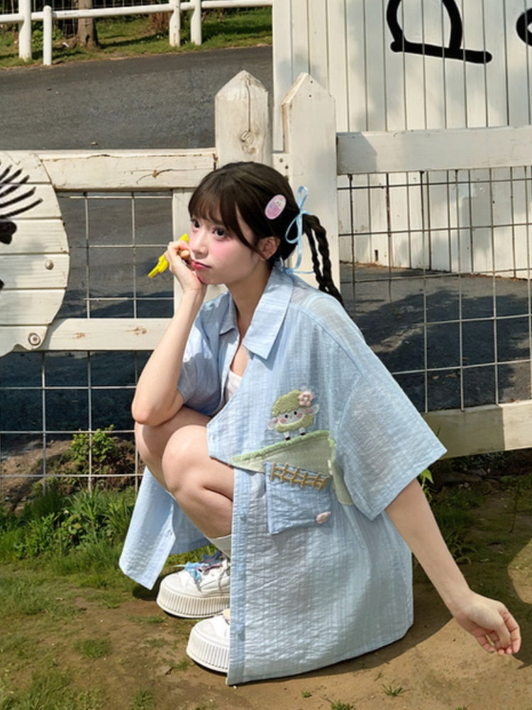 ラムライトブルーシャツネクタイ夢刺繍かわいい雲で飾られています