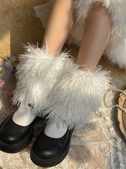 Weiße süße, zottelige Beinwärmer