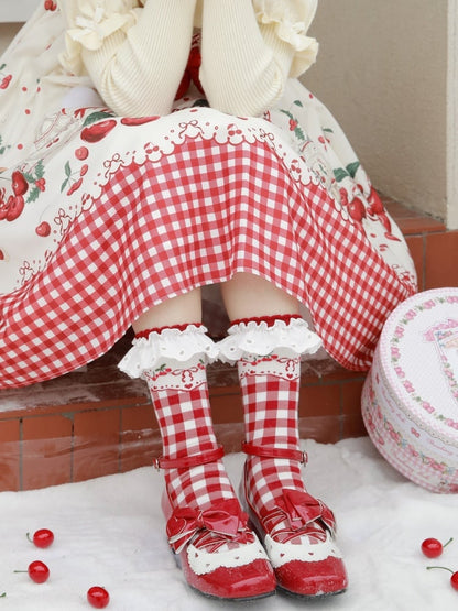 Rote süße karierte Socken mit gestreiftem Tupfenmuster