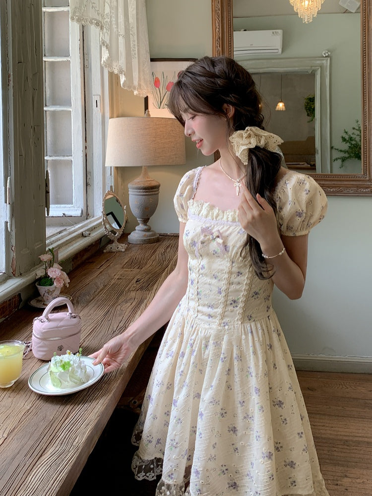 Mori Kei Blumenkleid Beige, quadratischer Ausschnitt und kurze Puffärmel