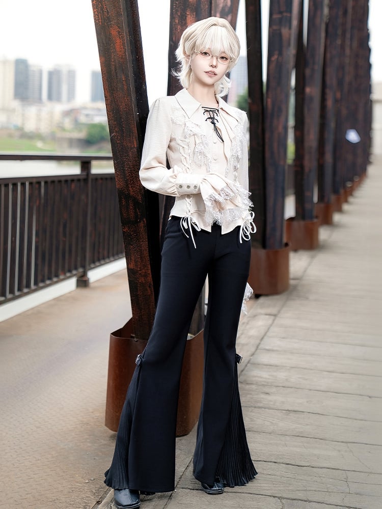 Ausgestellte schwarze Hosen mit Schnallen und Bundfalten