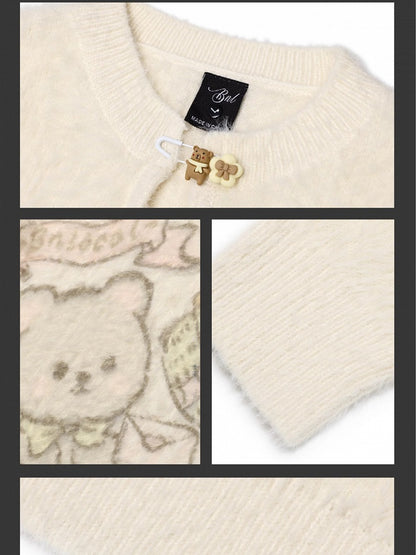 アプリコットのかわいいクマ柄モヘアのルーズセーター。フロントにカットアウトのディテール。