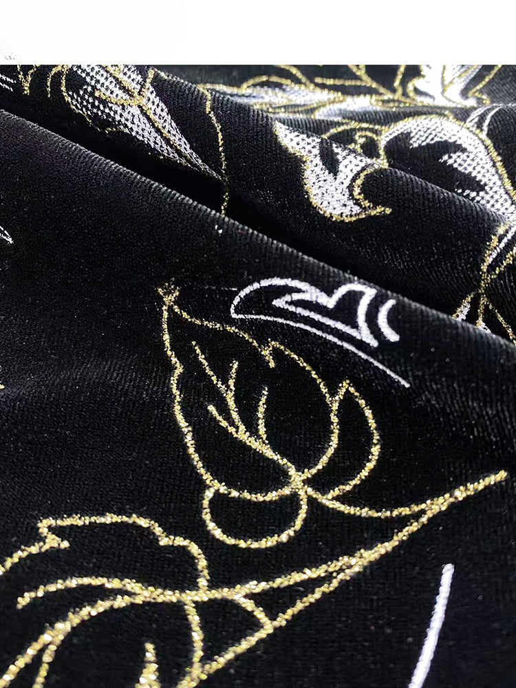 Schwarzes Qipao-Kleid aus Samt mit Blumenstickerei, Ausschnittdetail und Knotenknopf