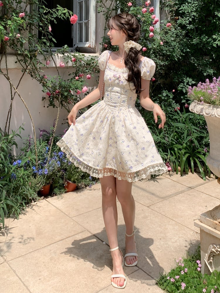 Mori Kei Blumenkleid Beige, quadratischer Ausschnitt und kurze Puffärmel