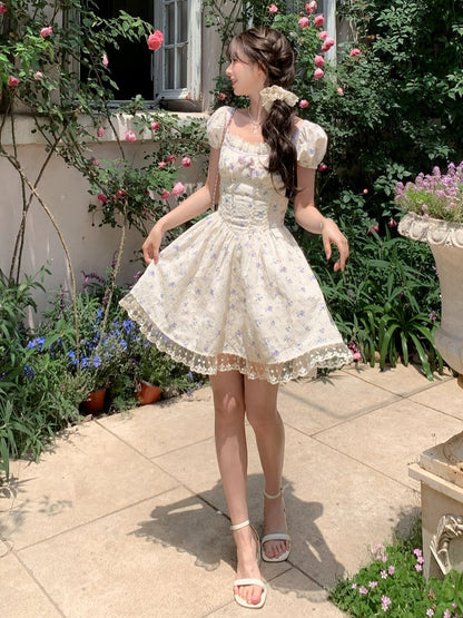 Mori Kei Blumenkleid Beige, quadratischer Ausschnitt und kurze Puffärmel