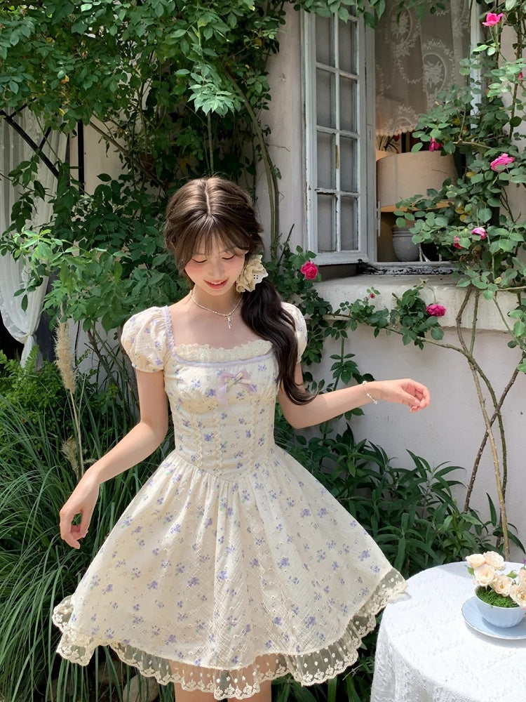 Mori Kei Blumenkleid Beige, quadratischer Ausschnitt und kurze Puffärmel