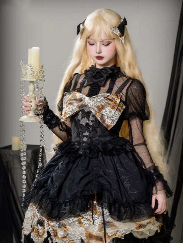 ブラックのフリルネックライン、ジュリエットスリーブ、シアーブラウス