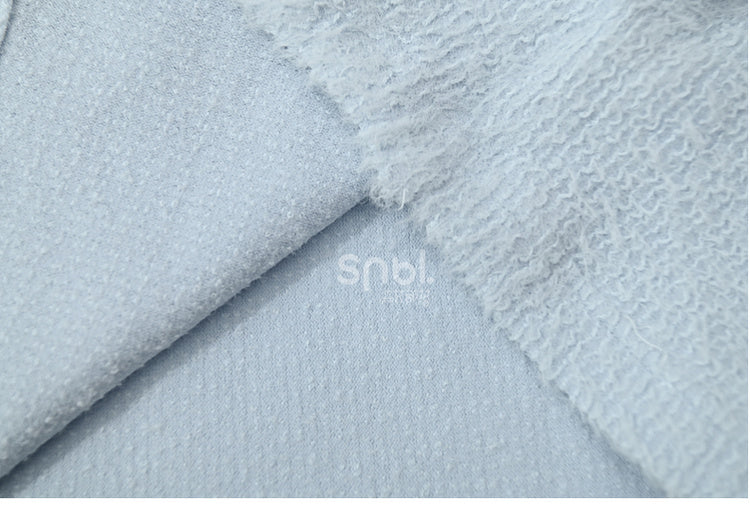 Blaues, langärmliges Oberteil mit Plüschbesatz am Ausschnitt und Schleifendetails