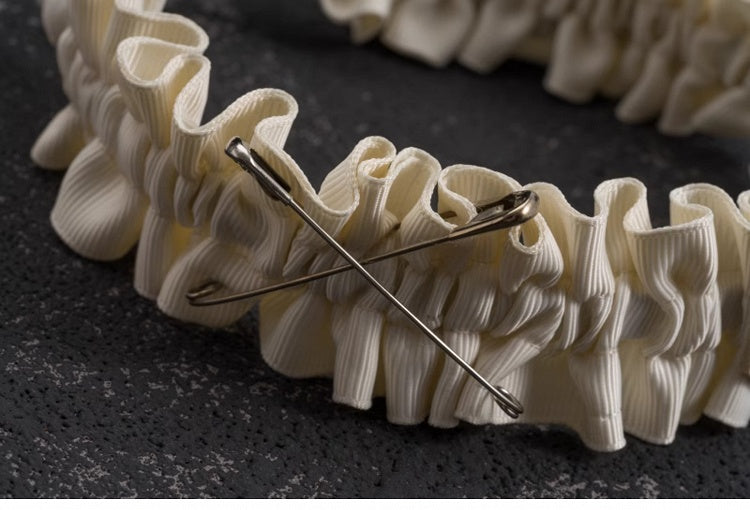 Weiße handgefertigte sternförmige Ohrstecker mit Rüschen KC