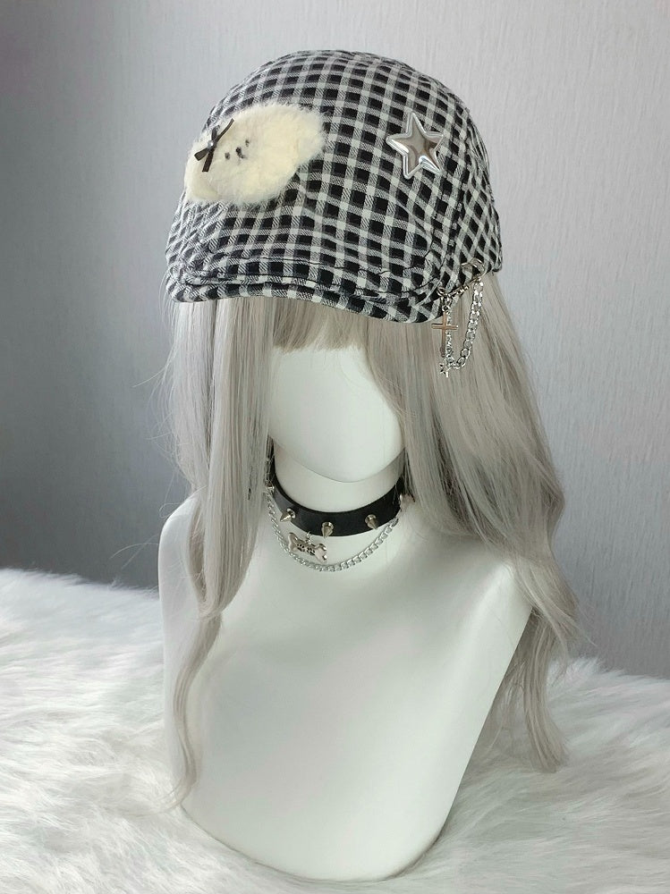 黒/茶色のチェック柄ベレー帽と子犬のぬいぐるみ