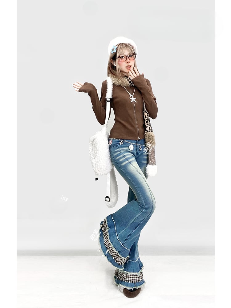 Blaue Schlagjeans mit kariertem Besatz