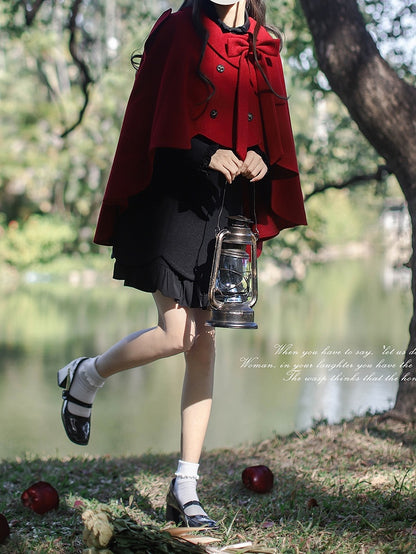 Schwarzes zweiteiliges Kleid mit Plisseebesatz und künstlichen Wellenkanten