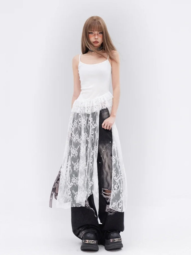 Glamouröses Cami-Top mit kontrastierenden Spitzenflecken und gestuften Rüschen in Weiß