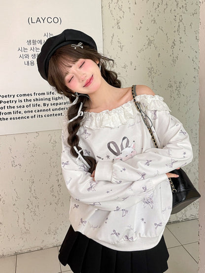 フリル付きアシンメトリーラム＆リボンプリントのホワイトネックラインスウェットシャツ