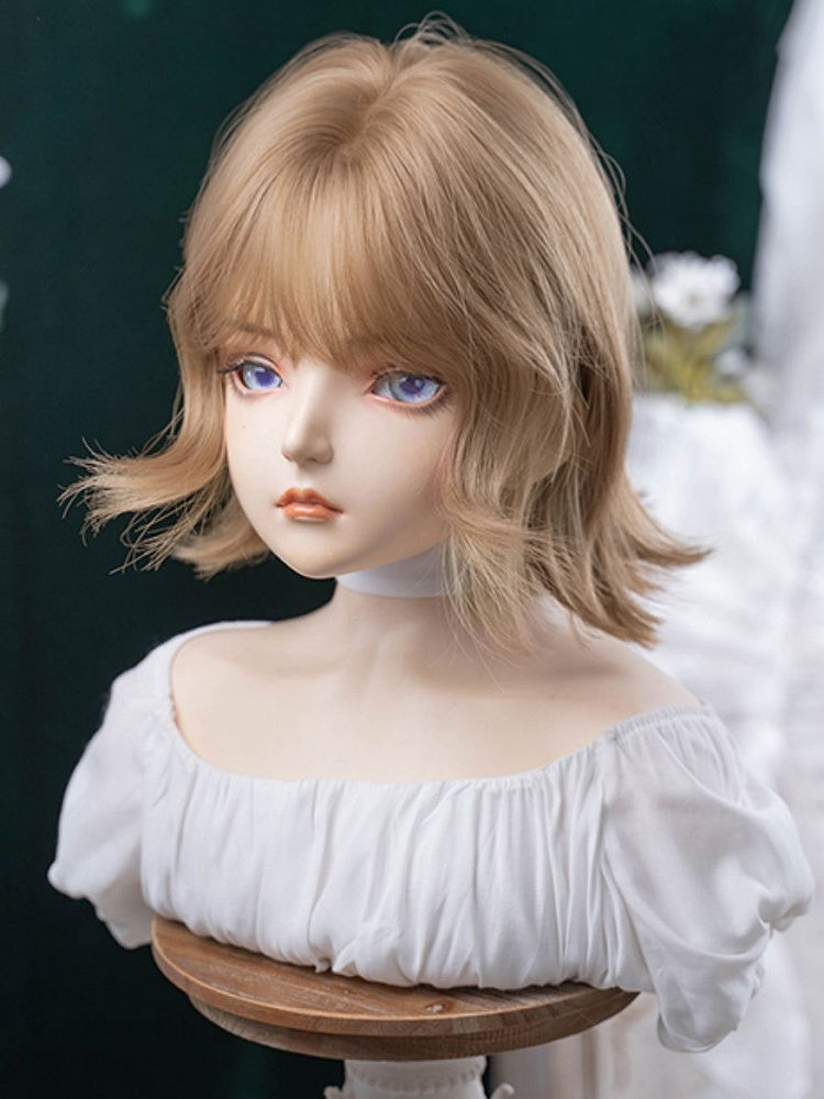 Kurze, luftlange, blonde, gewellte Perücke mit 32 cm Pony