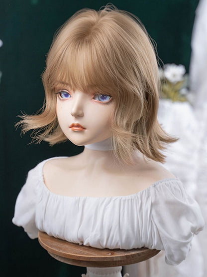 Kurze, luftlange, blonde, gewellte Perücke mit 32 cm Pony