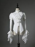 Chemise blanche asymétrique à manches longues, col jabot et ourlet à volants.