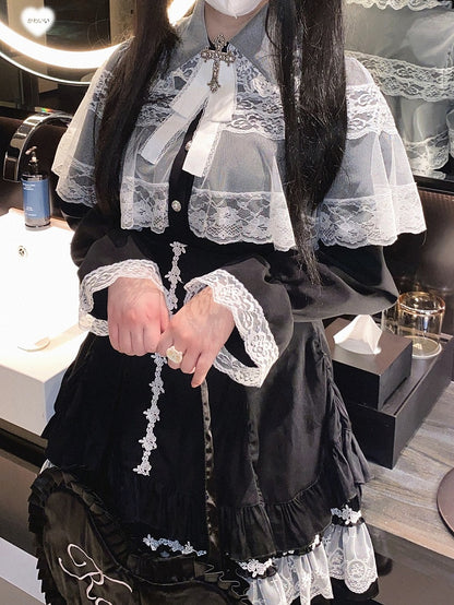 Jirai Kei Bluse im Landminenstil, weiß und schwarz/ganz schwarz, mit Cape-Design aus Spitze