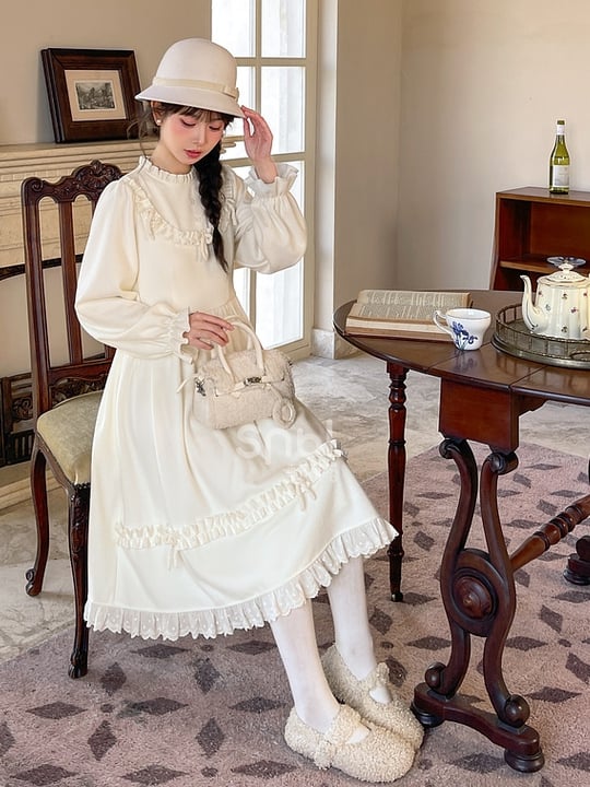 Weißes Kleid mit Schleifenakzenten, Rüschenausschnitt und langen Ärmeln