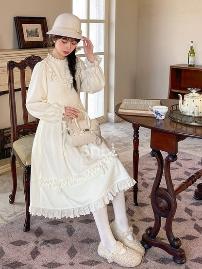 Weißes Kleid mit Schleifenakzenten, Rüschenausschnitt und langen Ärmeln