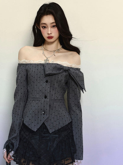 Graues, schulterfreies Top mit Punktmuster und Streifen