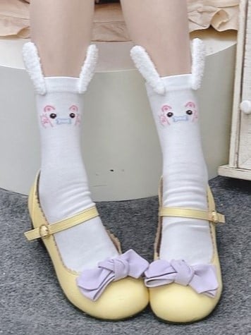Kalb mit Socken, weiße Ohren mit Hasenmuster