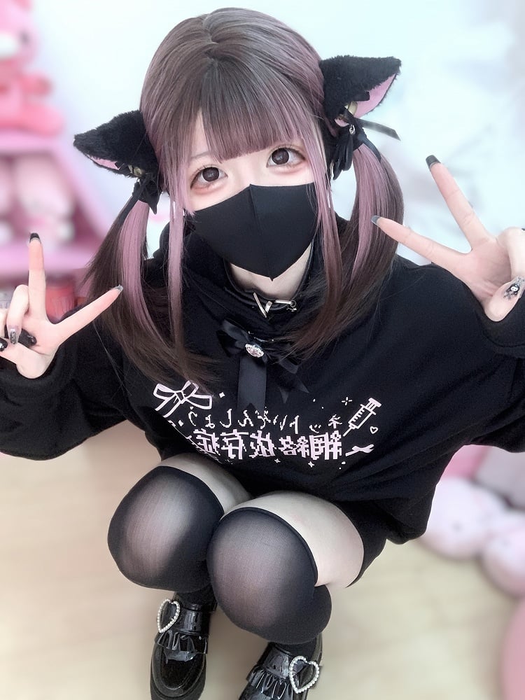 Hoodie with Print Bow Kawaii Yami Blue Syringe and White/Black Brooch Pink
