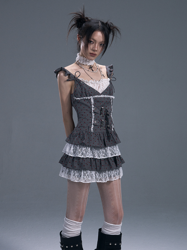 Plissiertes Unterkleid mit roten Herz- und Punktspitzenakzenten, grau, gestuft