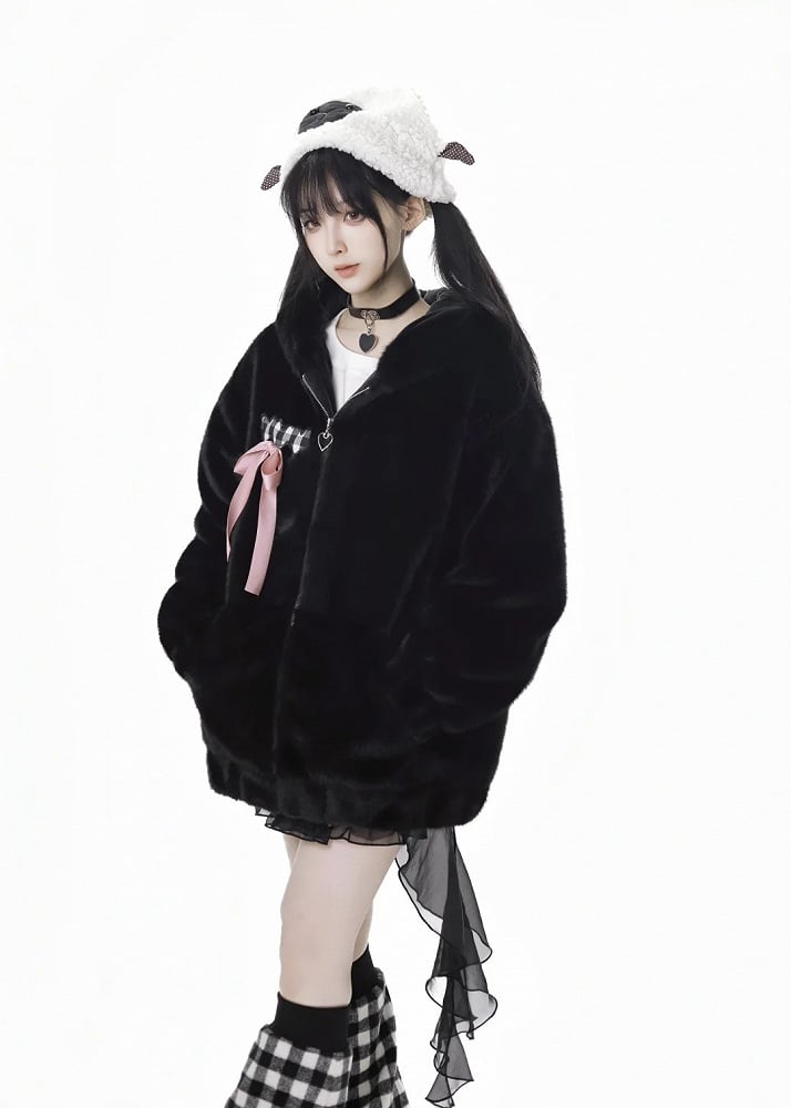 ピンクの蝶結びディテールのブラックフェイクファーコート