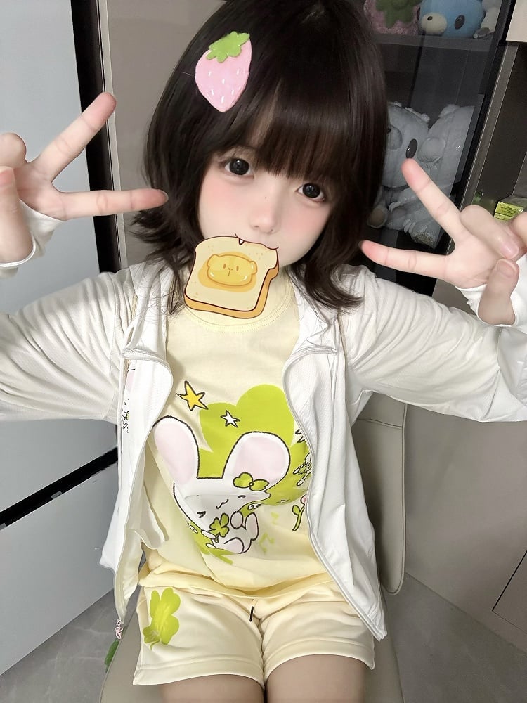 Apricot Four Baumwoll-T-Shirt mit Blatt-Glücksklee und Hasen-Print